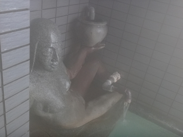 松之山温泉 明星の男湯の女性像