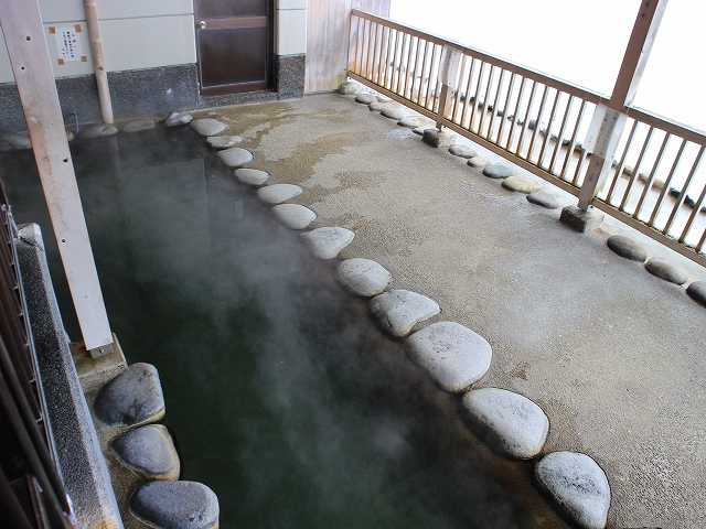 松之山温泉センター　鷹の湯の露天風呂