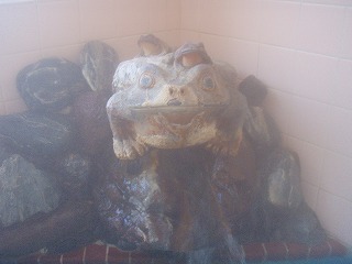 松之山温泉民宿みよしやの湯口の蛙