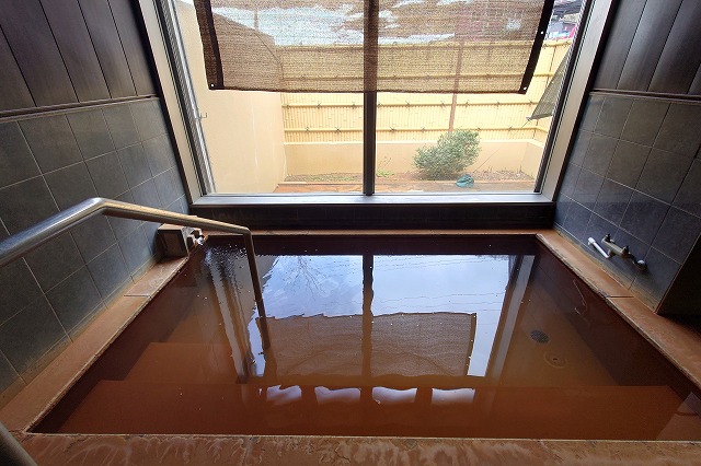 関温泉のオレンジ色の濁り湯