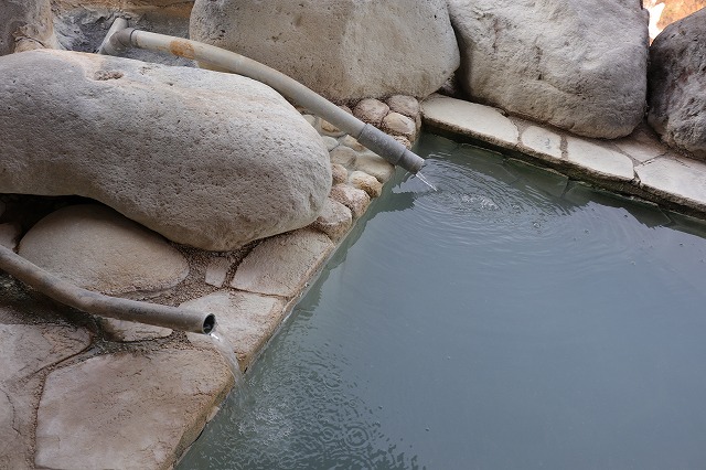 露天風呂の湯口