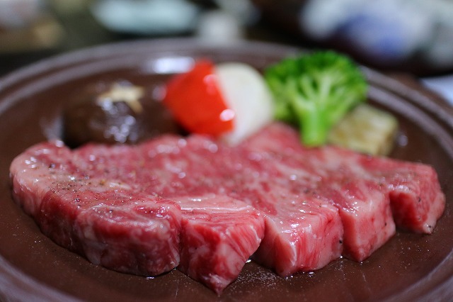 夕食の肉の陶板焼き