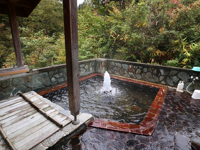 駒の湯山荘の混浴露天風呂