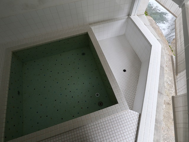 友家ホテルのの四角い風呂