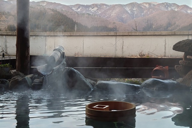 枡酒を入れた桶を浮かべる