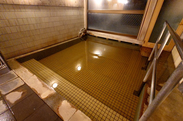 しなの荘の内湯の浴槽