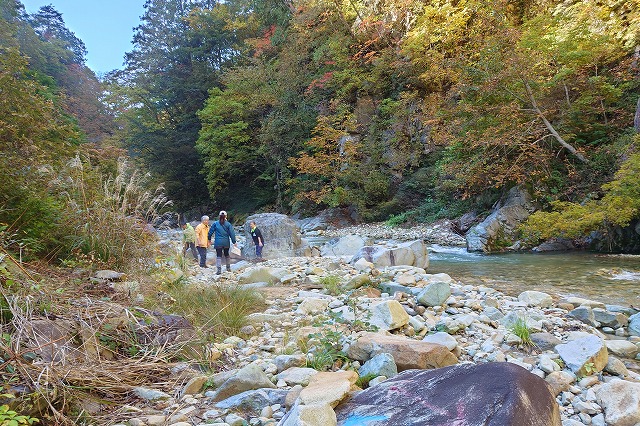 野湯へ