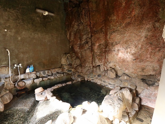 般若寺温泉の内湯の岩風呂
