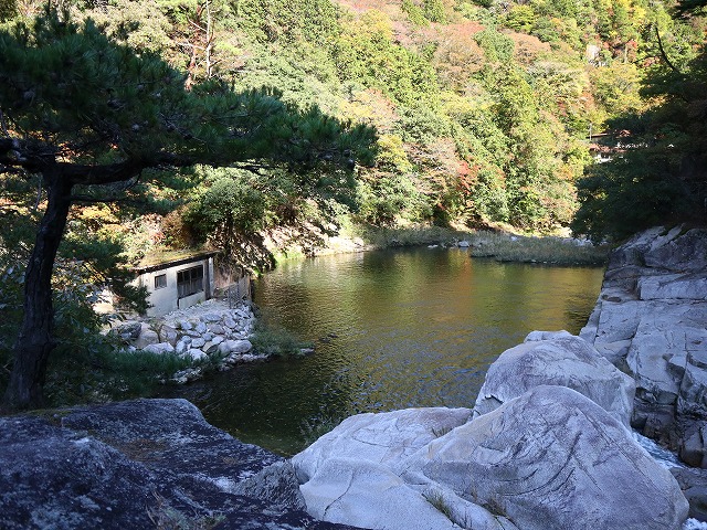 対岸から見る般若寺温泉の湯小屋
