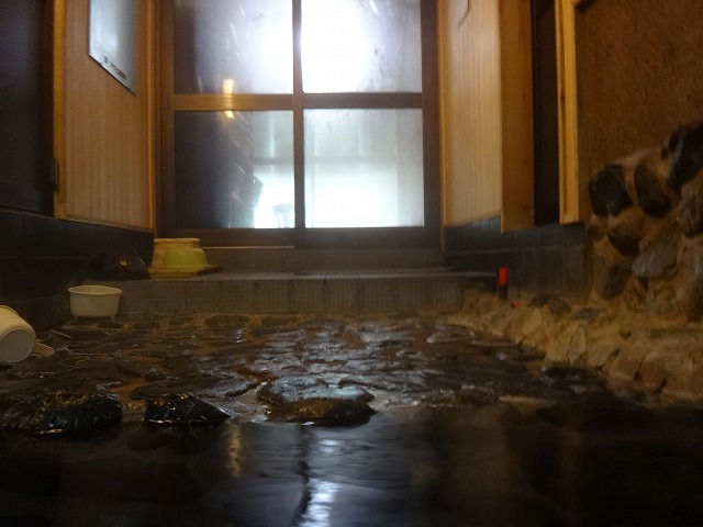 真賀温泉館の混浴風呂「幕湯」