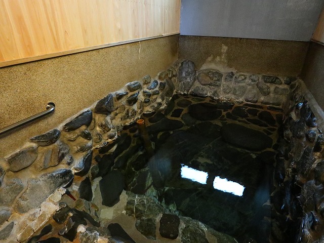 真賀温泉館の混浴浴槽