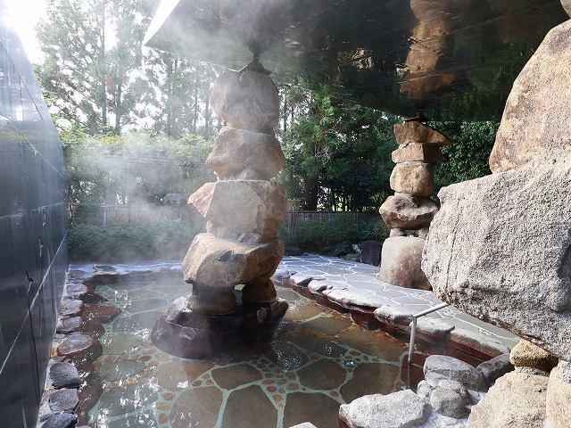 湯郷グランドホテルの露天風呂の岩