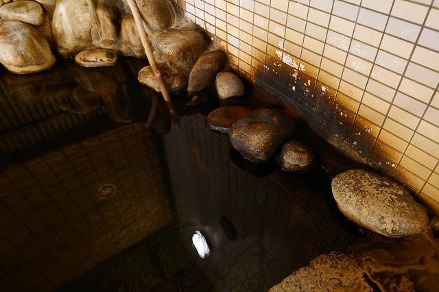 温泉で壁も褐色に