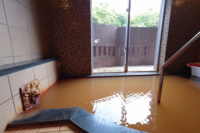 猿人の湯の濁り湯