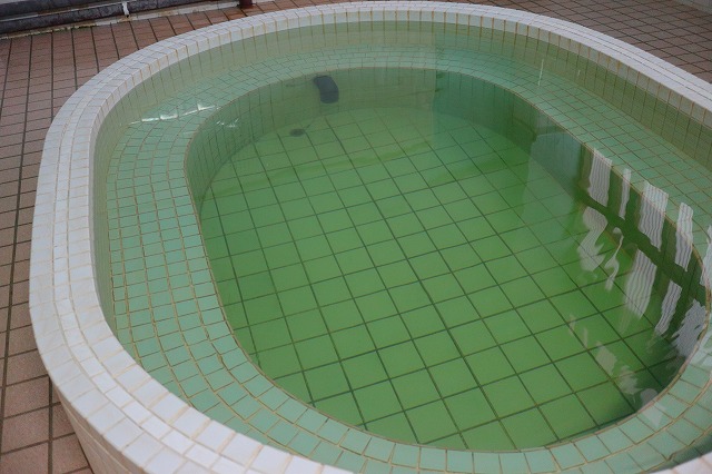 中乃湯温泉の黄緑色のお湯