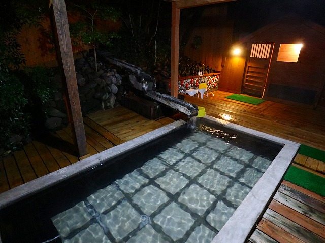 成天閣の慈恩の湯の浴槽