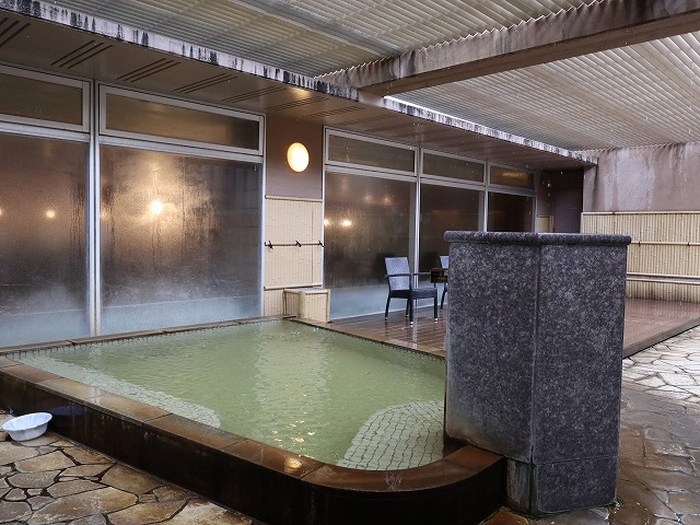 別府亀の井ホテルの露天風呂、角度を変えて