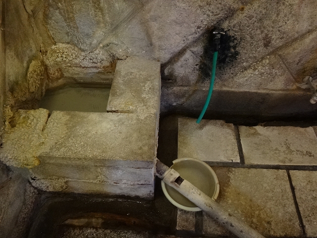 明礬温泉 鶴寿泉の源泉槽