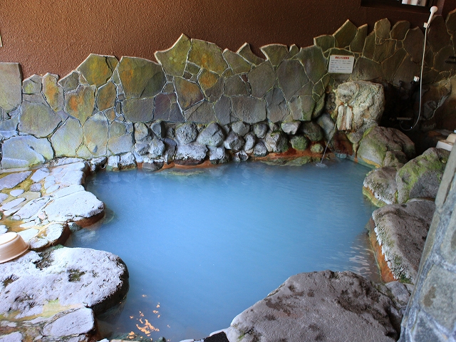 明礬温泉 岡本屋の男湯の岩風呂