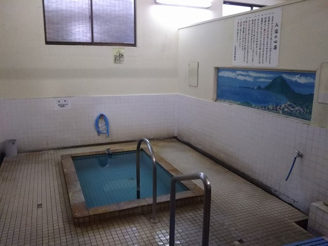 山田温泉の浴室と壁のへ別府湾