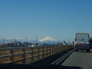遠景に冬の富士山