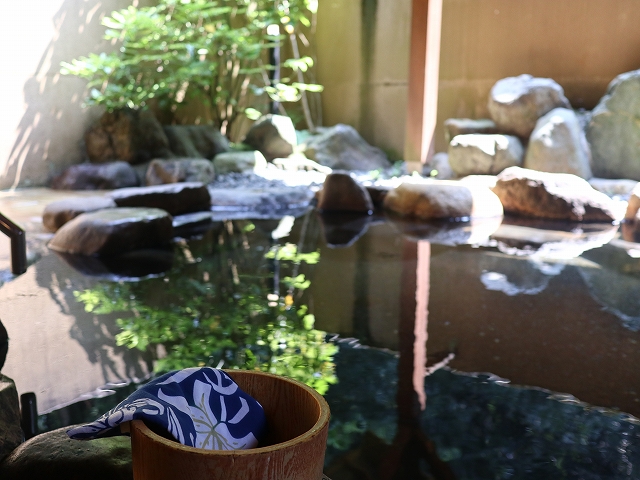 須賀谷温泉の露天風呂と手ぬぐい
