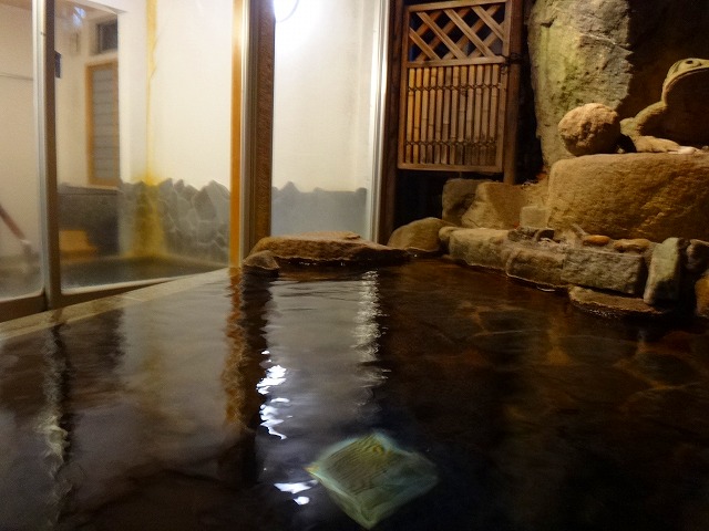 湯元 玉井館の露天風呂と内湯
