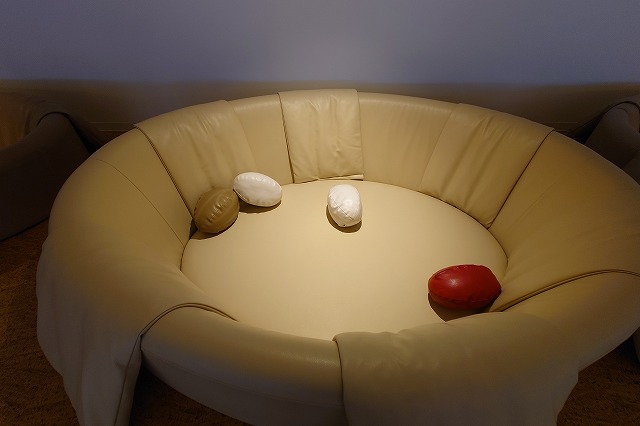 熱海リビングの円形ソファ