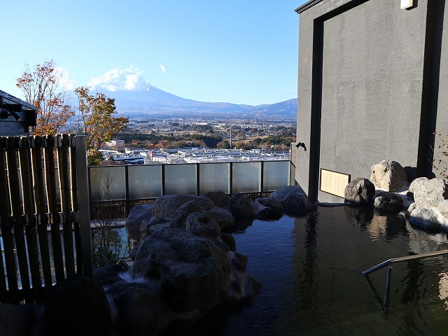 木の花の湯の露天風呂と富士山