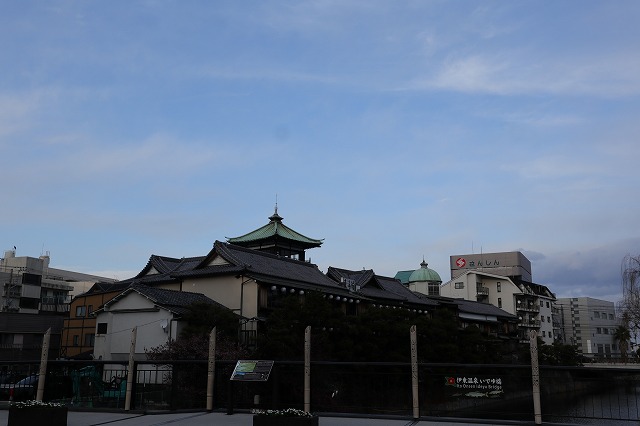 橋から見る川越しの東海館