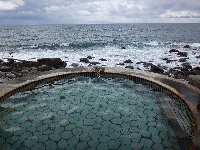 黒根岩風呂、波打ち際の露天風呂