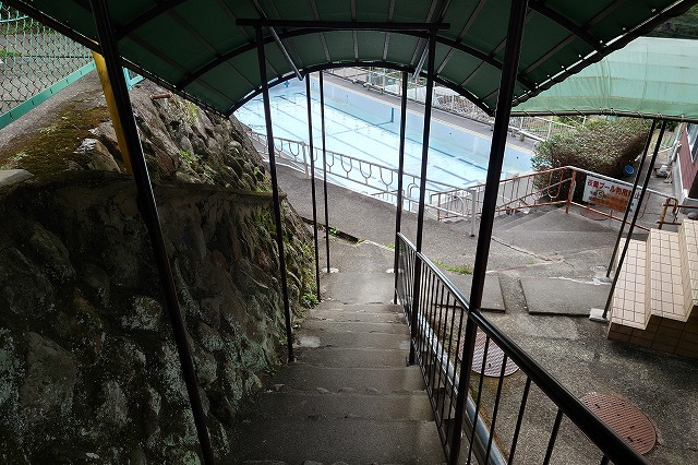 温泉プールへの階段