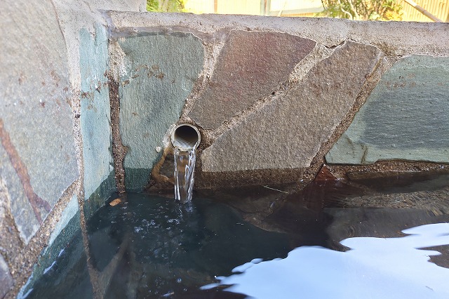 露天風呂の湯口