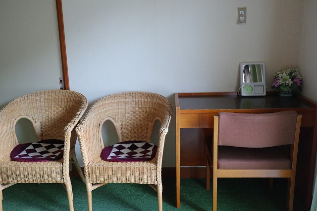 洋室のテーブル