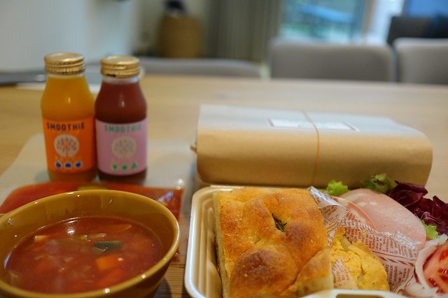 カミーノ特製フォカッチャサンドと具だくさんミネストローネセット＋スムージー」