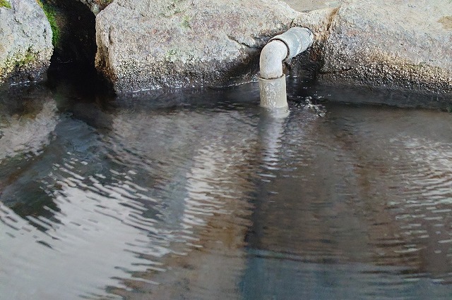 温泉のパイプ