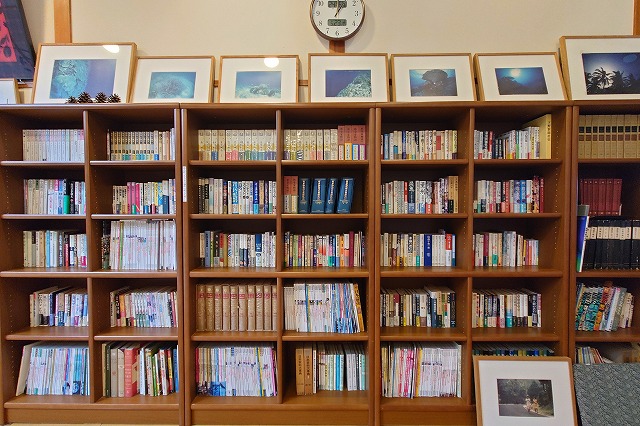 休憩室の本棚
