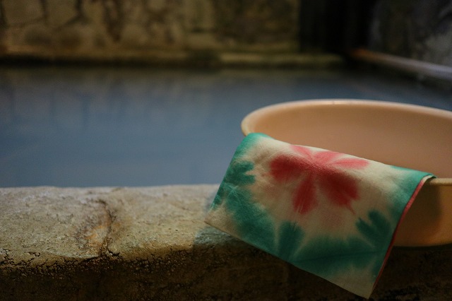 女湯内湯と桶と手ぬぐい