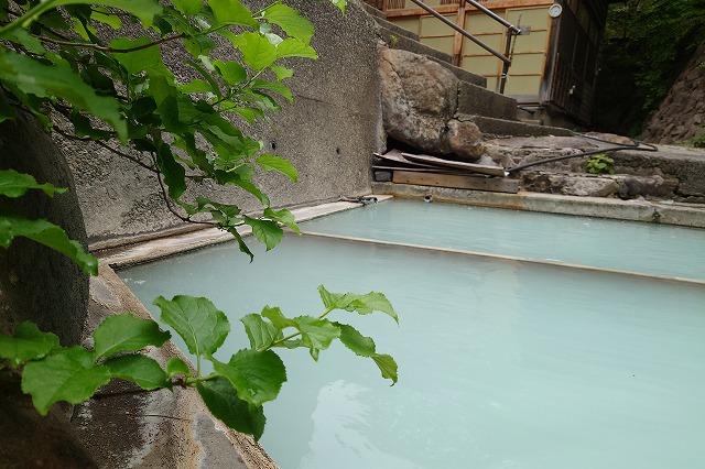 白濁の混浴露天風呂