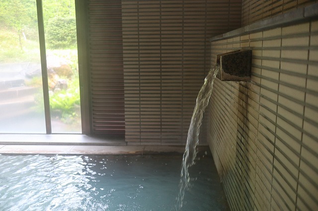 女湯内湯の湯口