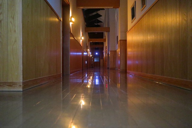 夜の館内の廊下