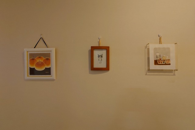 壁に飾られたイラスト
