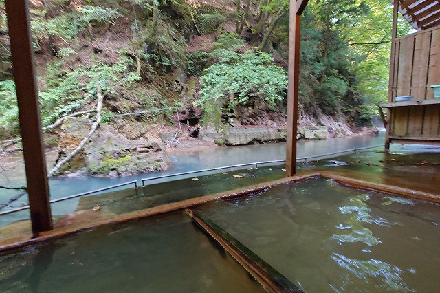 女湯露天風呂から見る川