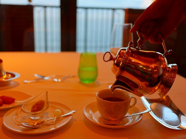 アオアヲナルトリゾートの食後のお茶とデザート