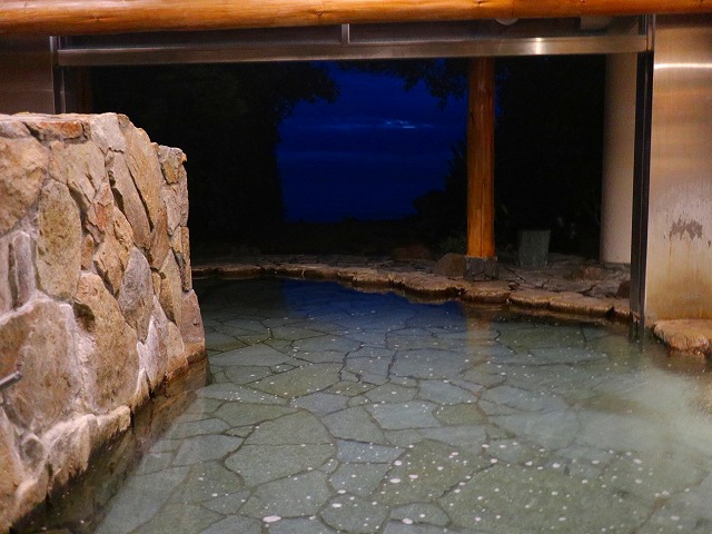 アオアヲナルトリゾートの半露天風呂檜の湯と海
