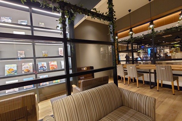 ラウンジのソファーや雑誌