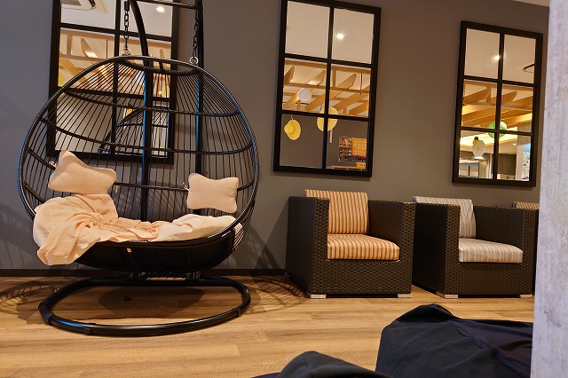 ラウンジの吊りソファーなど