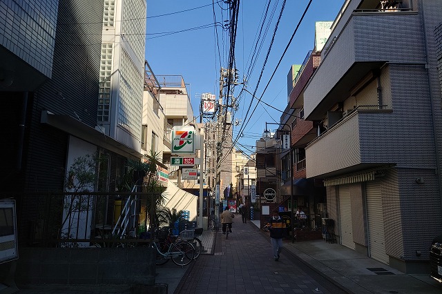 道の奥の「ゆ」の看板