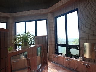 ブルーポート・スパ・ザ・BOONの浴室と窓