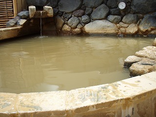 武蔵小山温泉清水湯の露天風呂　黄金の湯